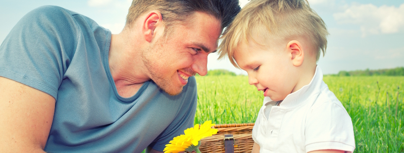 vader en zoon op gras